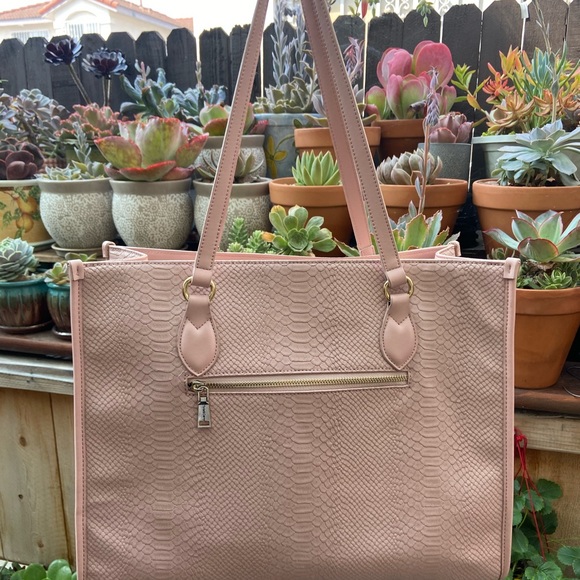 TOTE & CARRY AP1 TOTE BAG WITH ZIPPER SNAKE SKIN - Picture 4 of 15